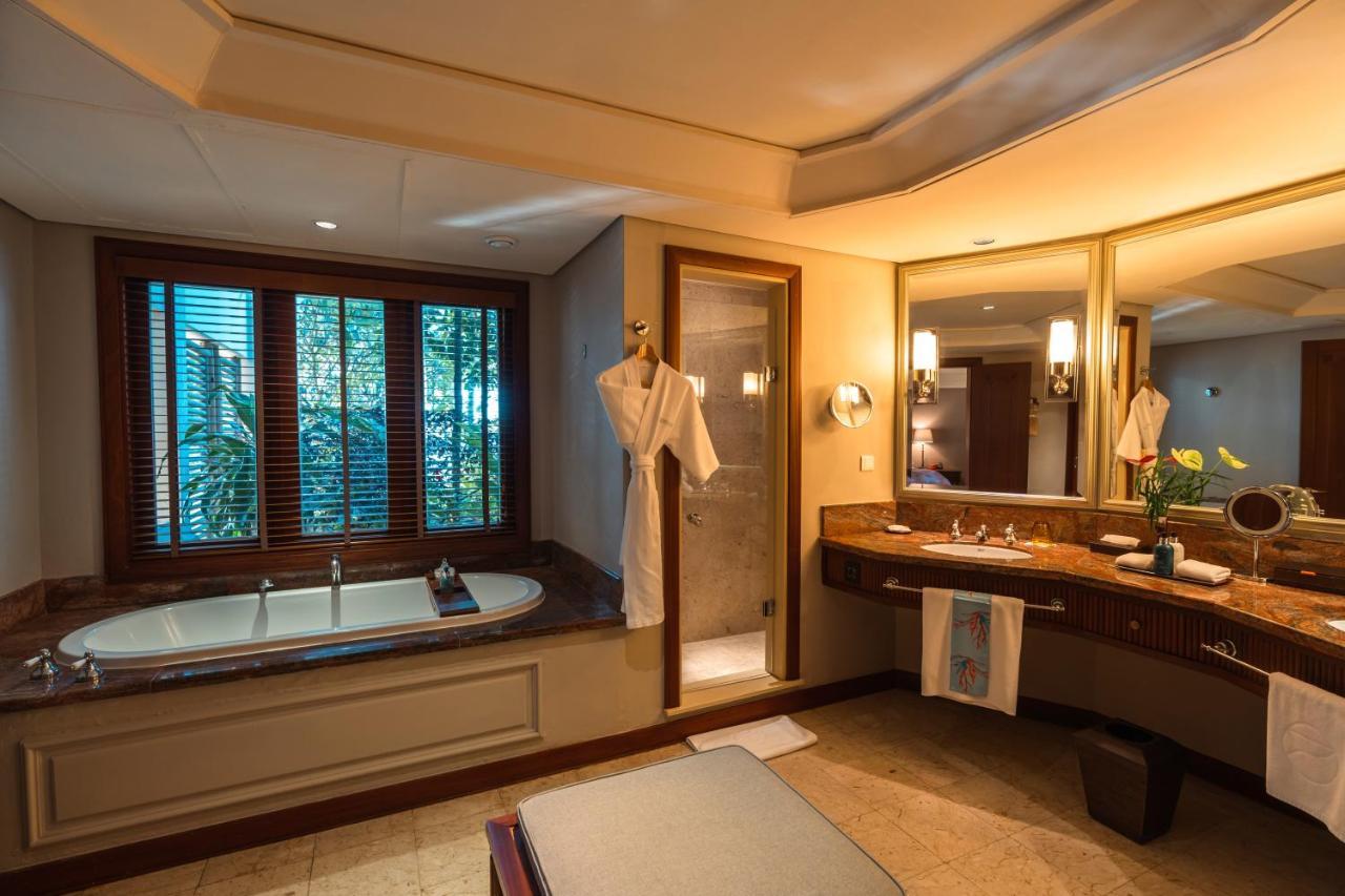 Constance Prince Maurice Посте-де-Флак Экстерьер фото A bathroom in a hotel
