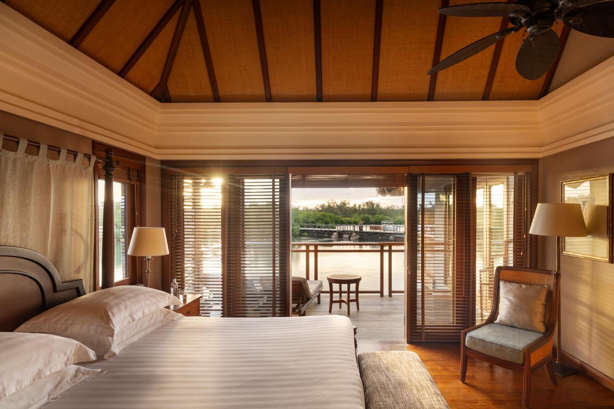 Constance Prince Maurice Посте-де-Флак Экстерьер фото A bedroom at the Four Seasons Hotel, Bangkok